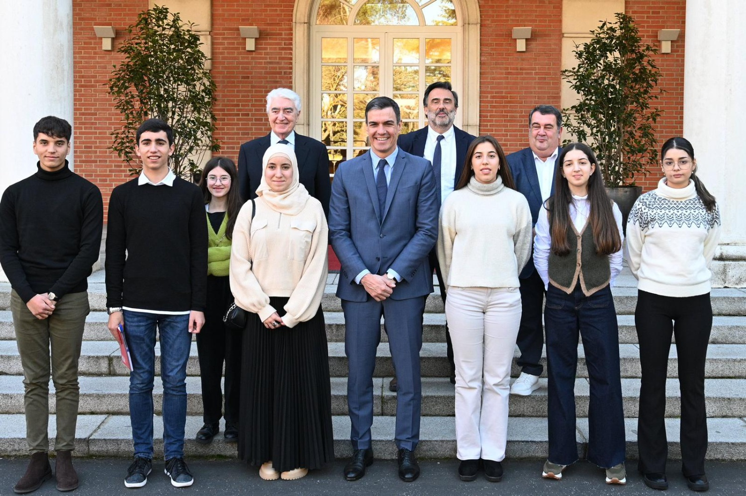 Miembros del Órgano de Participación Infantil y Juvenil de La Rinconada se reúnen con el presidente del Gobierno