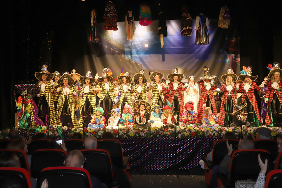 Las Niñas de El Tejar rinden un homenaje a su pueblo y a las madres en el pregón del Carnaval 2023