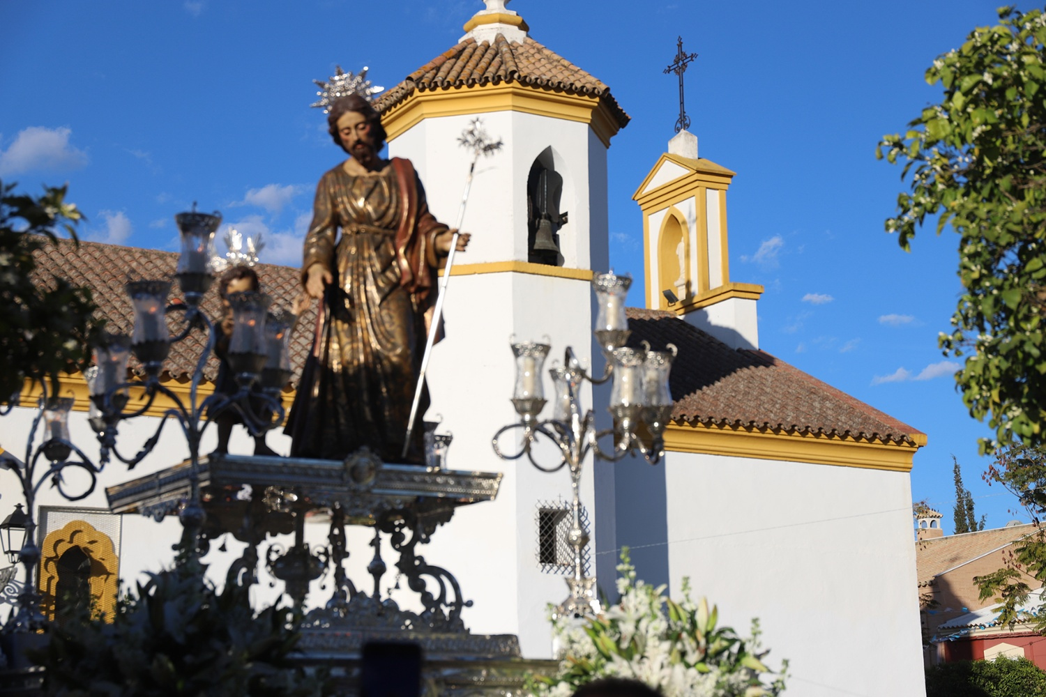 Una primavera adelantada recibe a San José en su salida procesional