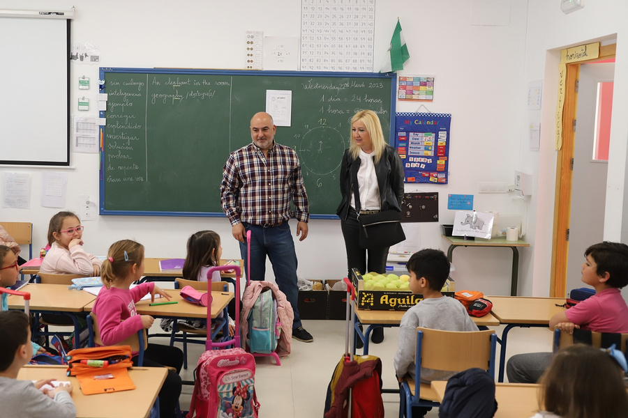 Salud reparte casi 15.000 piezas de frutas en los colegios de la localidad