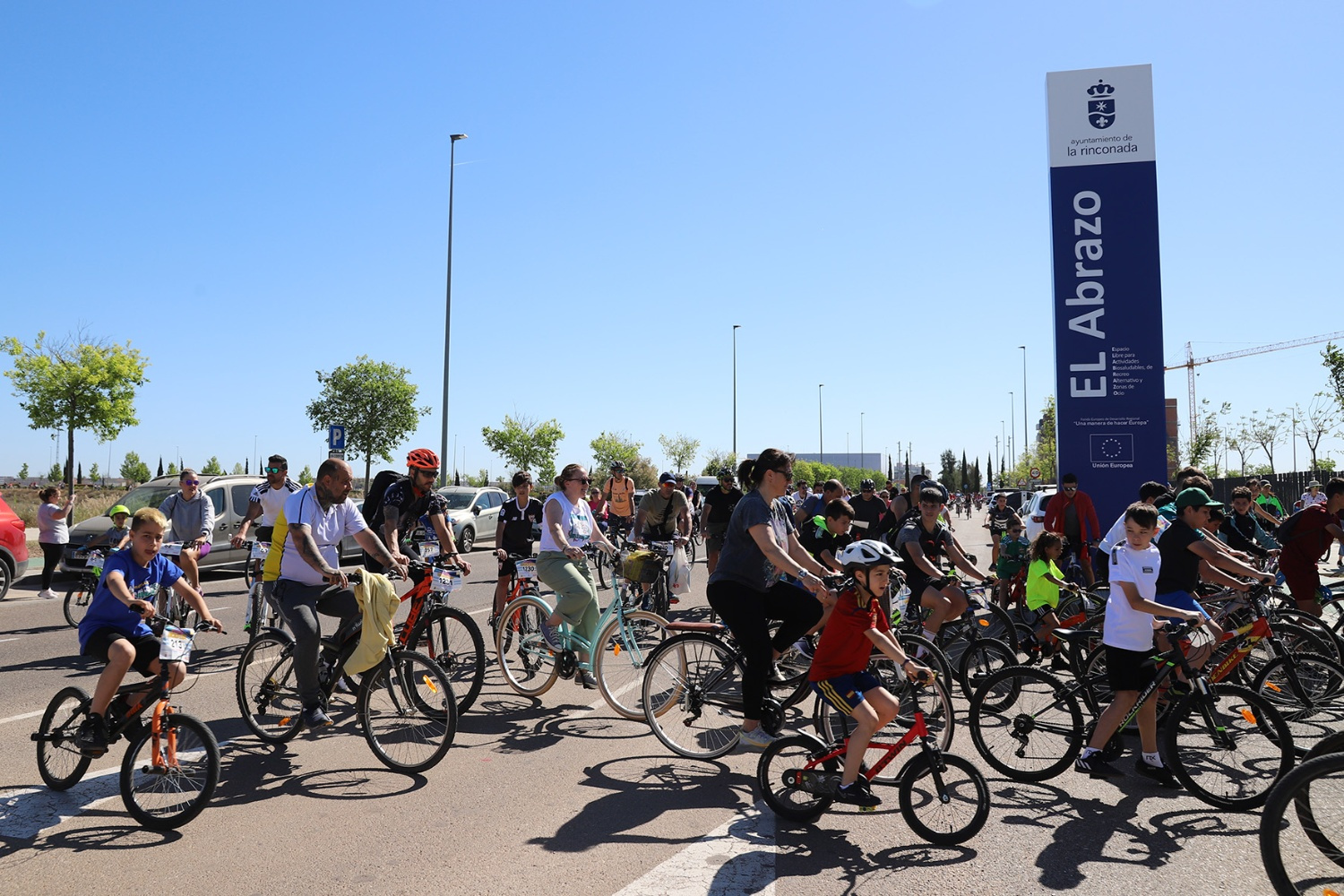 Más de 2.000 personas “estrenan” ‘El Abrazo’ en el Día de la Bicicleta