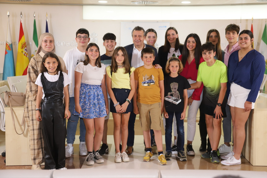 El Órgano de Participación Infantil y Juvenil de La Rinconada mantiene una reunión con el alcalde
