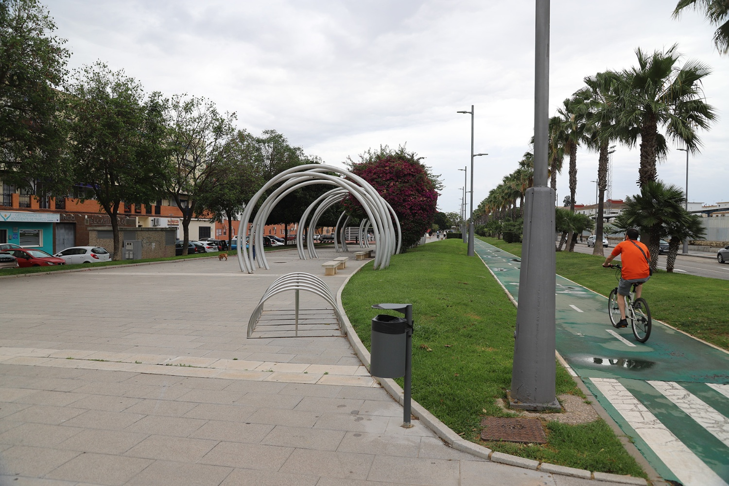 El Ayuntamiento instala 75 nuevas papeleras en el Bulevar del Almonazar
