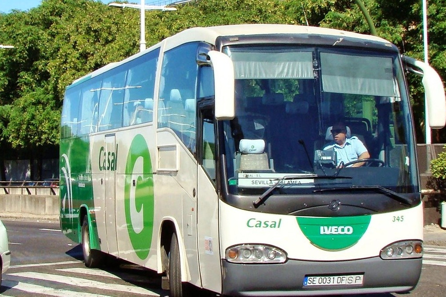 Las obras de la línea 3 del Metro modifican las paradas del autobús a Sevilla