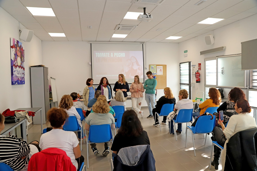 Aula Mujer y Salud da inicio con una charla sobre el cáncer de mama