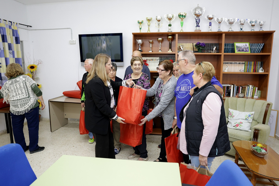 El área de Mayores entrega 40 equipaciones a los grupos de petanca de los Centros de Participación Activa del municipio