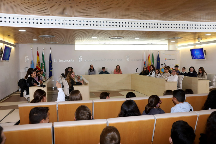 Alrededor de 200 niños y niñas de los centros educativos del municipio participan en los plenos infantiles