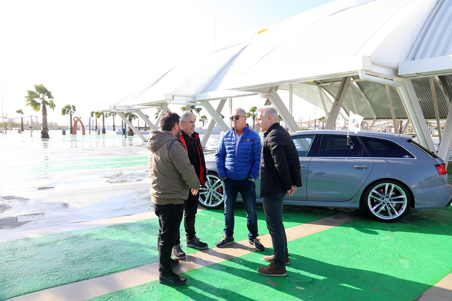 El Abrazo acoge una Exposición de vehículos clásicos y superdeportivos