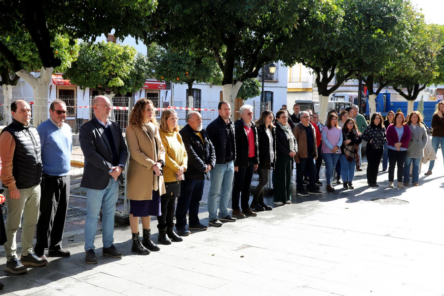 Minuto de silencio a las puertas del Consistorio en homenaje a los guardias civiles fallecidos en Barbate