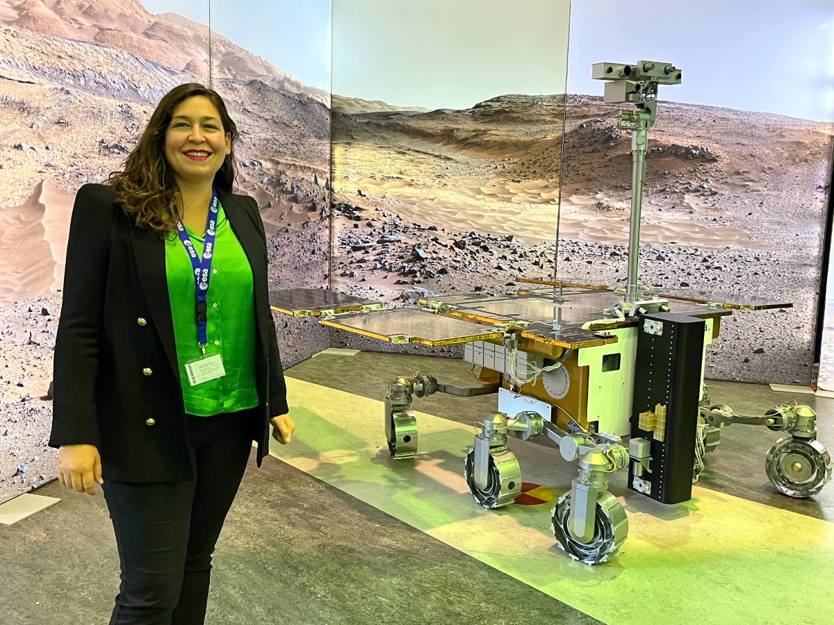 Carolina Sancho con Rosalind Franklin (rover), maqueta del robot de la misión de exploración de Marte de la Agencia Espacial Europea