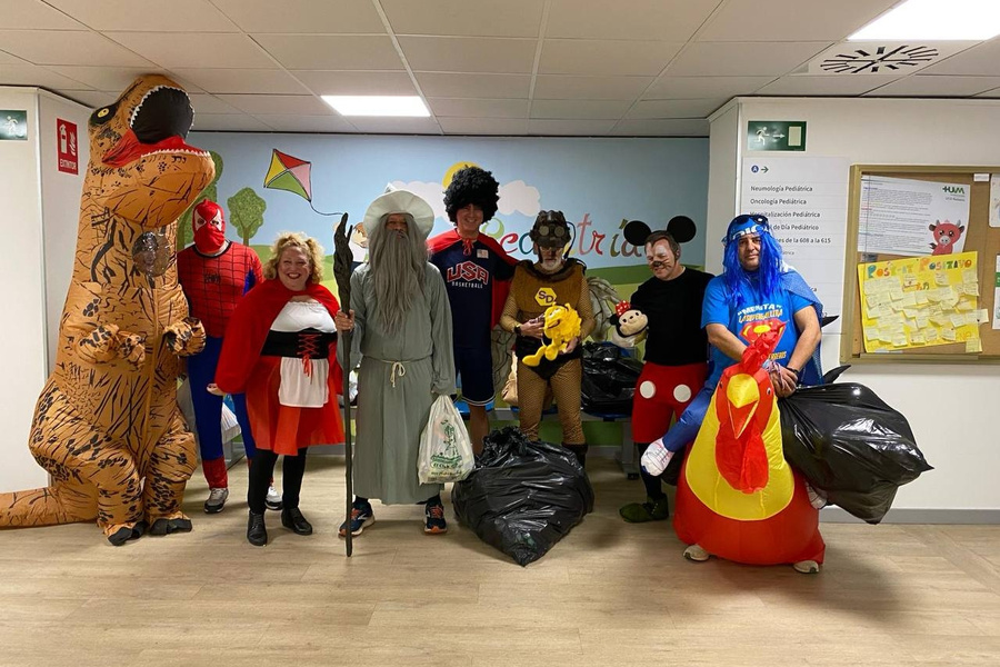 Los Niños del Barrio reparten ilusión en el Hospital Virgen Macarena
