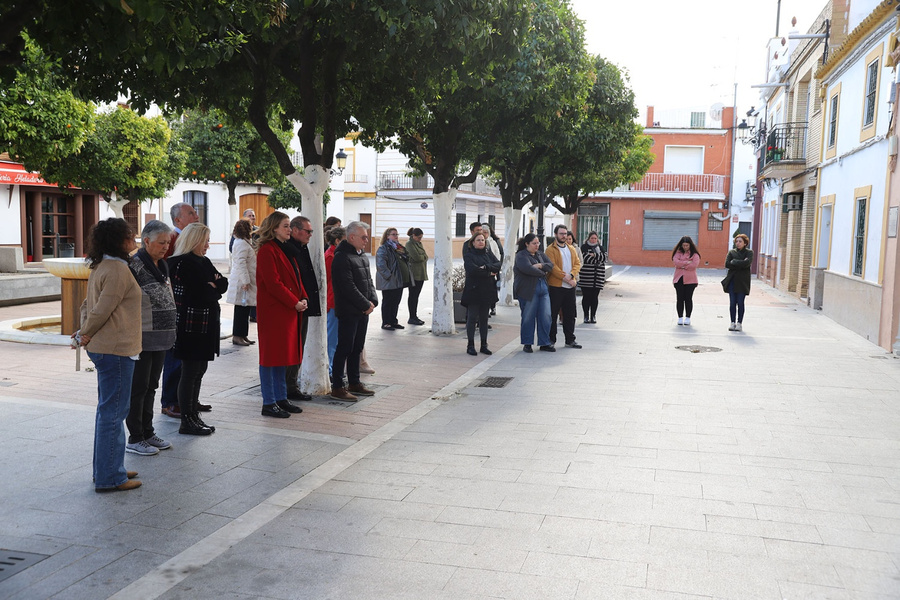 Minuto de silencio consistorial por los fallecidos en el incendio de dos bloques de viviendas en Valencia