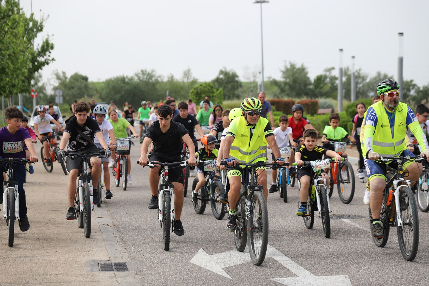 Alrededor de 2.500 personas se ‘Abrazan’ el Día de la Bicicleta