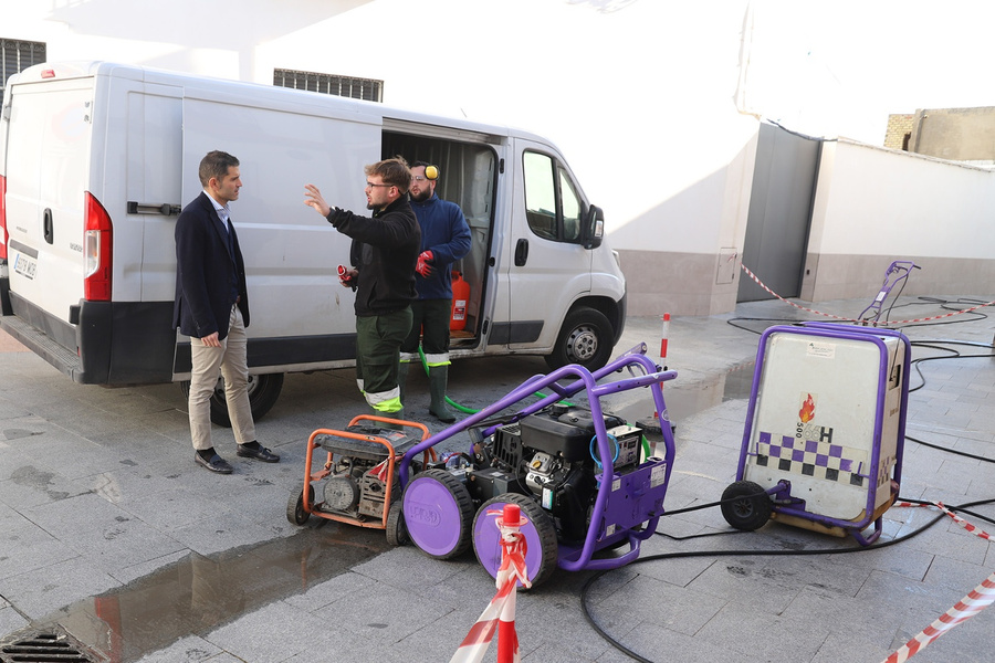 Dispositivo especial de limpieza para retirar la cera de las calles