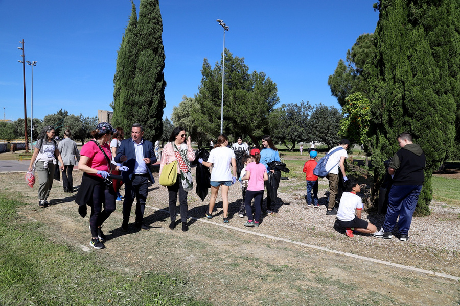 El IES Miguel de Mañara realiza una recogida de ‘Basuraleza’ en el cauce del arroyo Almonazar