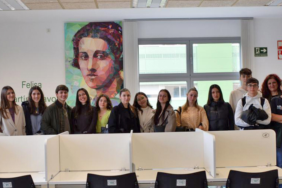 Alumnado del IES San José realizan un mural de la dedicado a la científica española Felisa Martín Bravo para el CRAI Antonio de Ulloa
