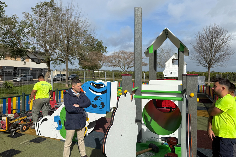 Infraestructuras Públicas renueva la zona infantil del parque Alcalde Antonio Falcon