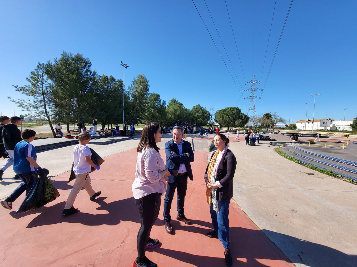 El IES Miguel de Mañara realiza una recogida de ‘Basuraleza’ en el entorno del Skate Plaza