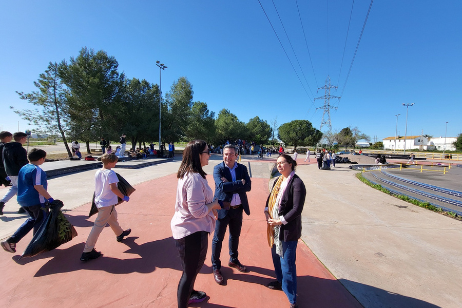 El IES Miguel de Mañara realiza una recogida de ‘Basuraleza’ en el entorno del Skate Plaza