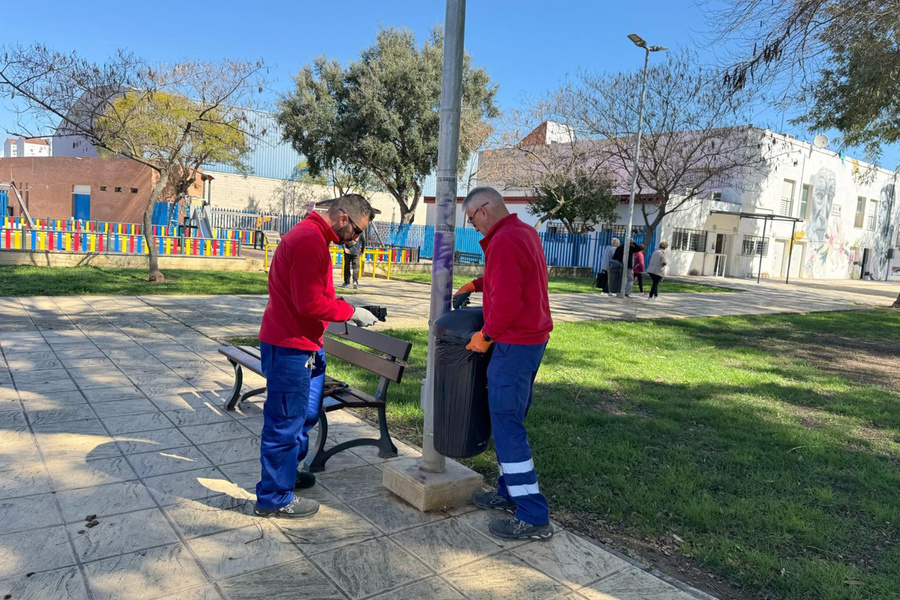 Servicios Generales instala un centenar de nuevas papeleras en el municipio