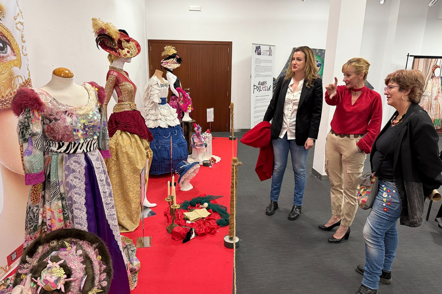 El Antonio Gala acoge la exposición itinerante de trajes venecianos ‘Enmascarado’