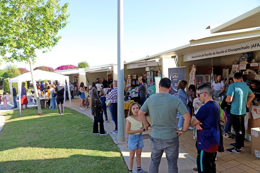La Feria del Libro de La Rinconada sale a la calle con las librerías y editoriales en el Dehesa Boyal