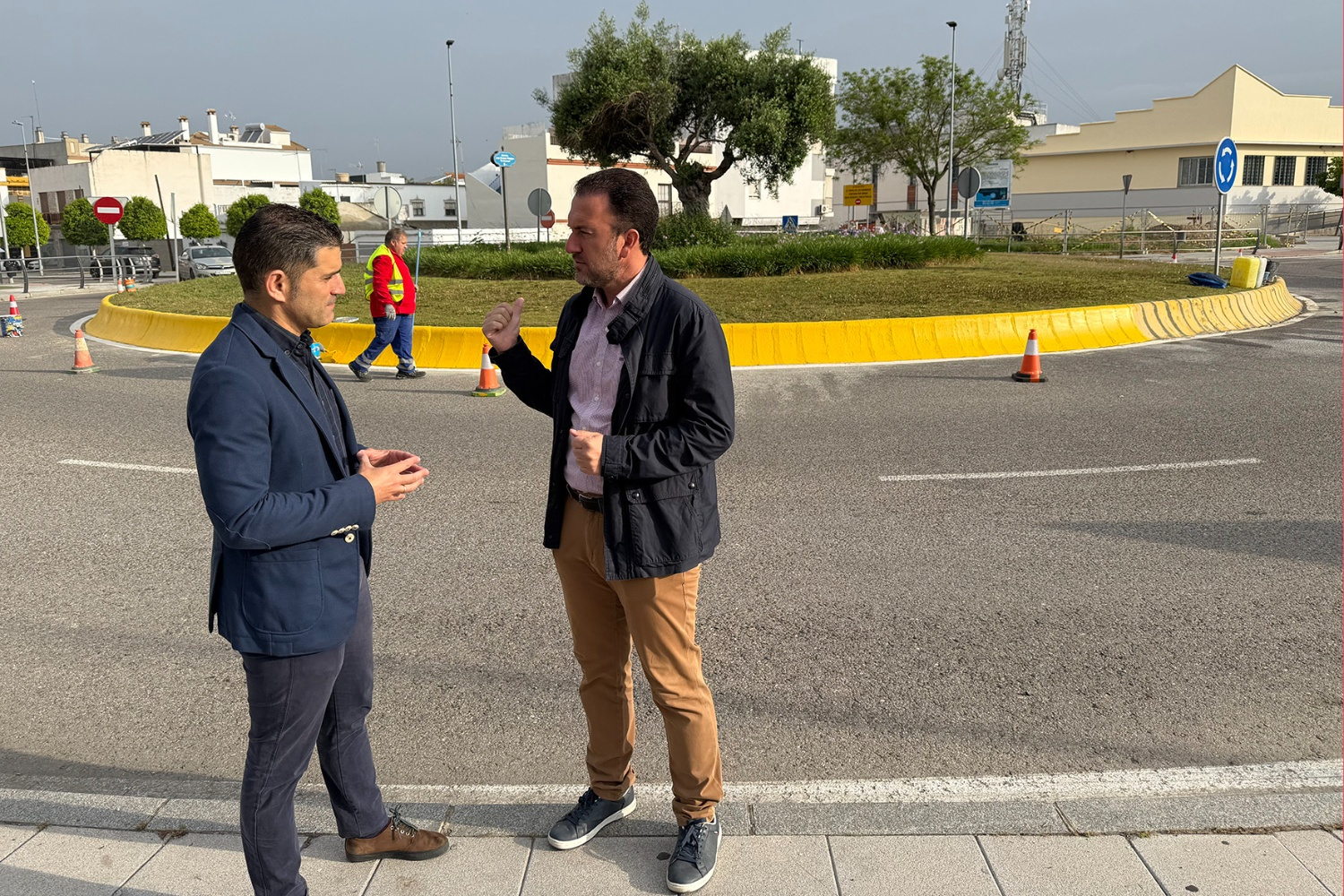 Infraestructuras Públicas pinta todas las rotondas del municipio