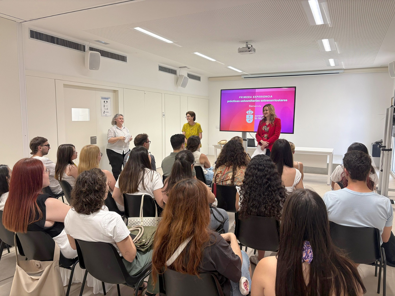 Más de 30 jóvenes universitarios favorecidos por la beca Primera Experiencia 2025