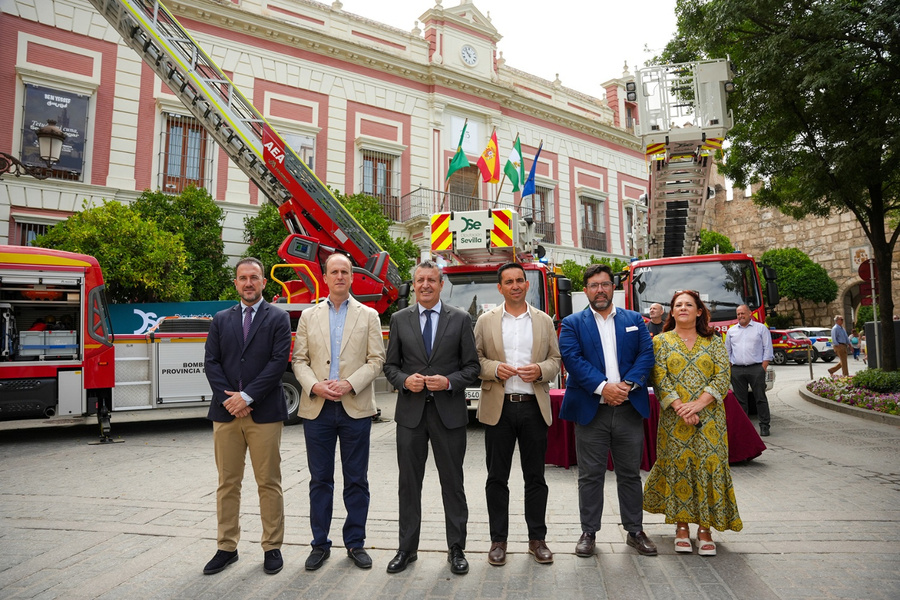 El Parque Comarcal de Bomberos de La Rinconada suma un vehículo Auto Escala Automática para rescates en altura de hasta 32 metros