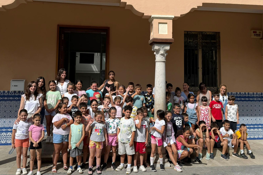 Más de 40 niños y niñas del CEIP Los Azahares conocen el Ayuntamiento