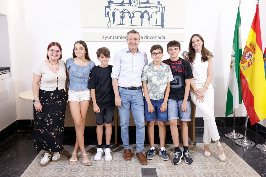 El alcalde se reúne con miembros del OPI La Rinconada que forman parte del Grupo Asesor de Unicef España