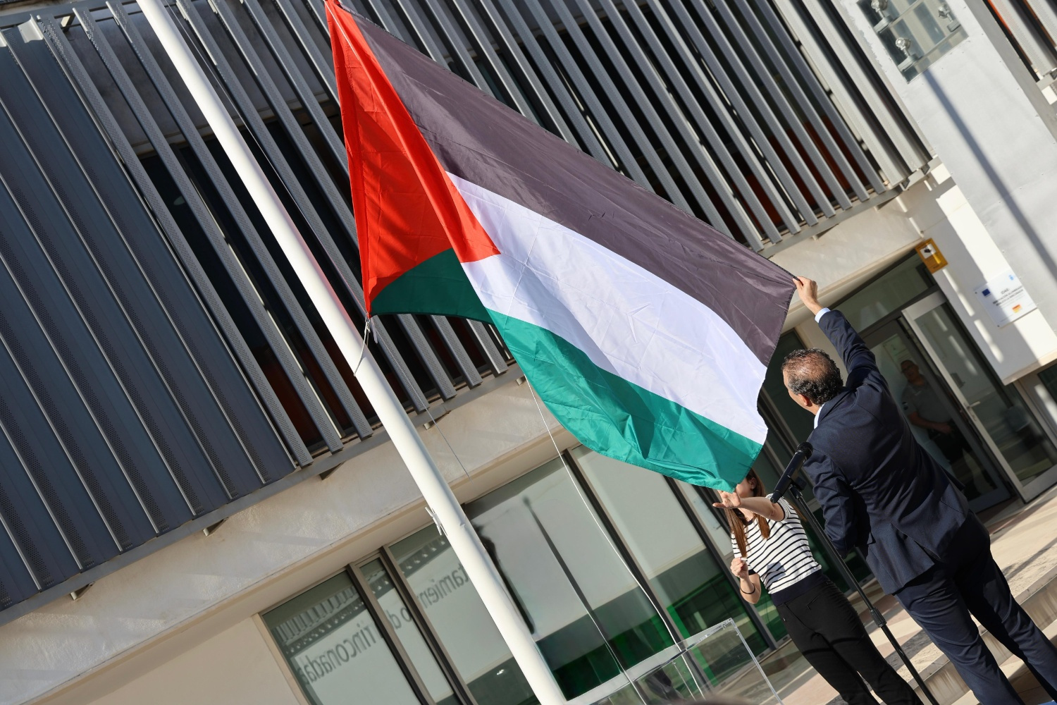La Rinconada coloca la bandera palestina en el Ayuntamiento como repulsa al genocidio de Israel