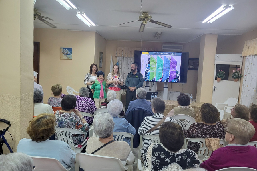 La Guardia Civil imparte una charla sobre seguridad en la sede de AMAF