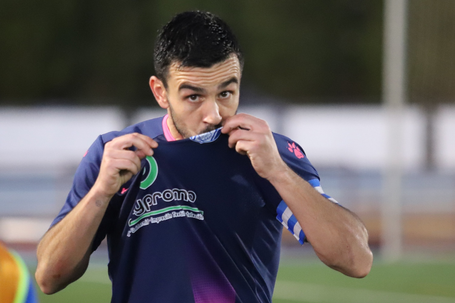 1-1: Se le escapa vivo