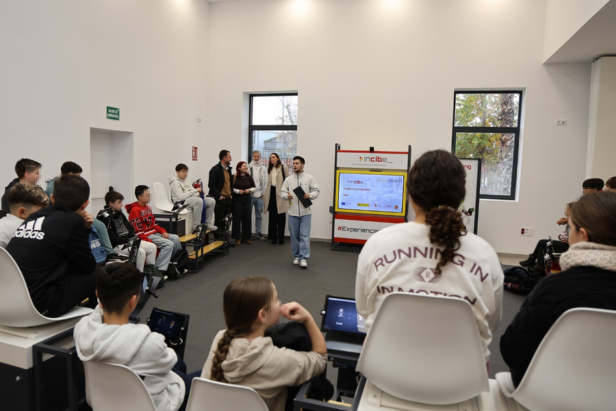 El stand de Experiencia INCIBE llega a La Rinconada para capacitar en ciberseguridad a la ciudadanía