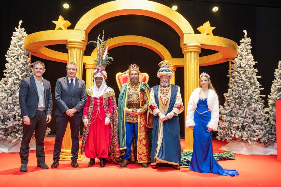 La lluvia no resta magia a la Coronación de los Reyes Magos
