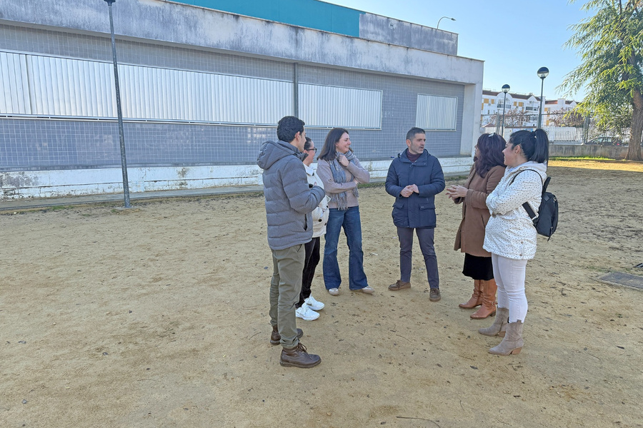 El Ayuntamiento acomete la pintura exterior y la optimización de la  iluminación del Blanca de los Ríos