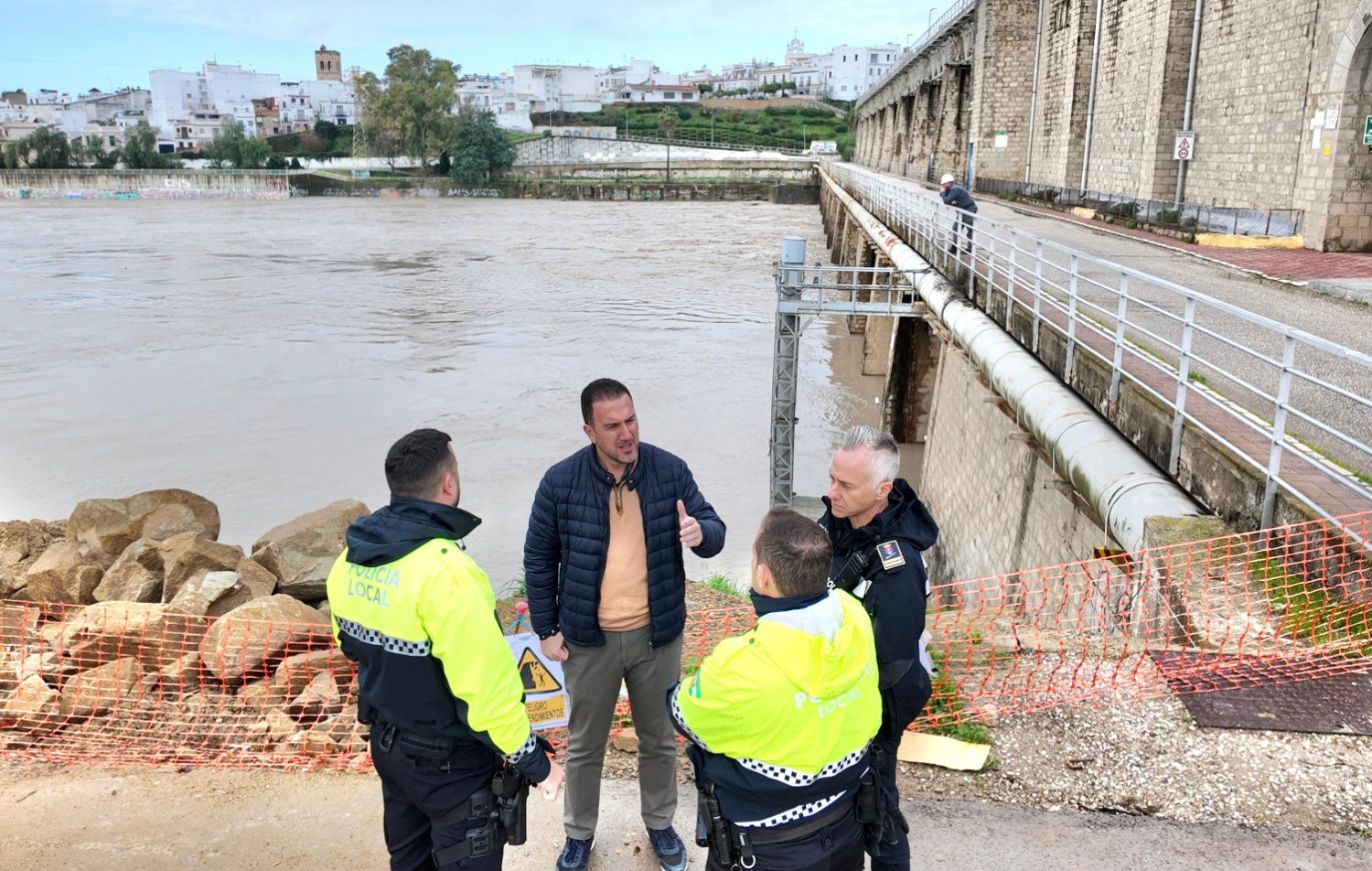 El municipio vigila el caudal del Guadalquivir y de los diferentes arroyos para actuar ante posibles