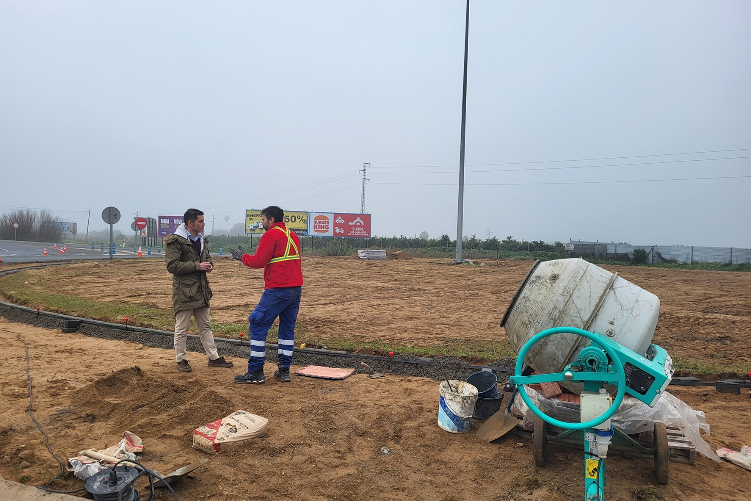 El Ayuntamiento actúan en la rotonda de entrada al núcleo de La Rinconada desde Sevilla