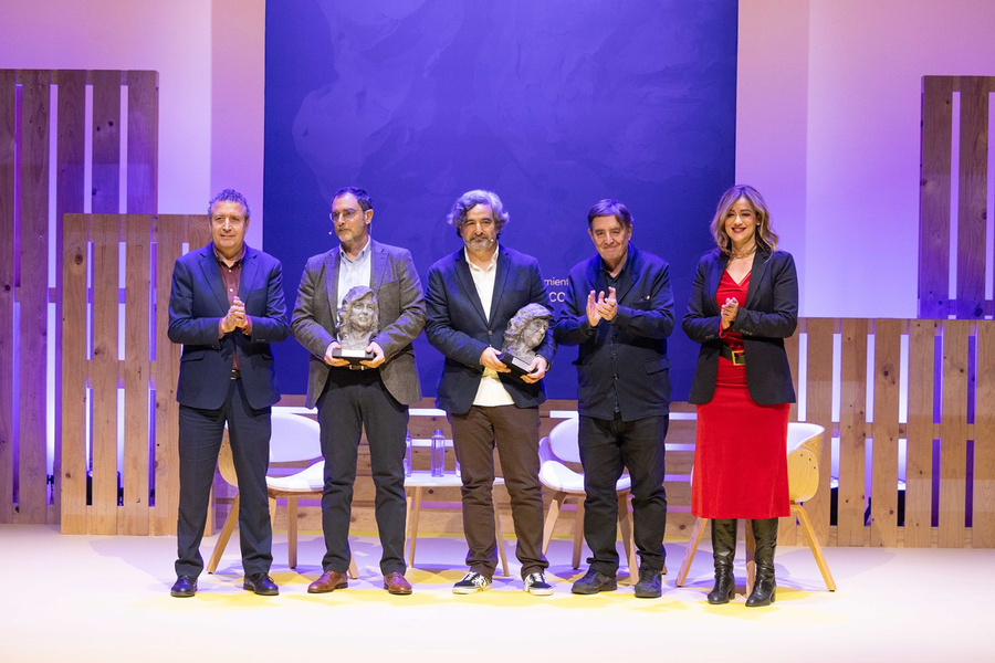 La Rinconada entrega los Premios de Novela y Ensayo ‘Almudena Grandes’ a Daniel Ruiz y Rafael Jurado