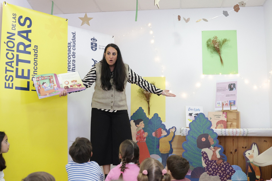 La autora gaditana Cristina Expósito cautiva al público infantil en su paso por Estación de las Letras