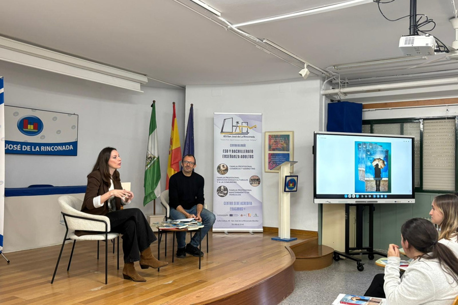 Isaac Rosa visita el IES San José de La Rinconada por ‘El placer de leer’