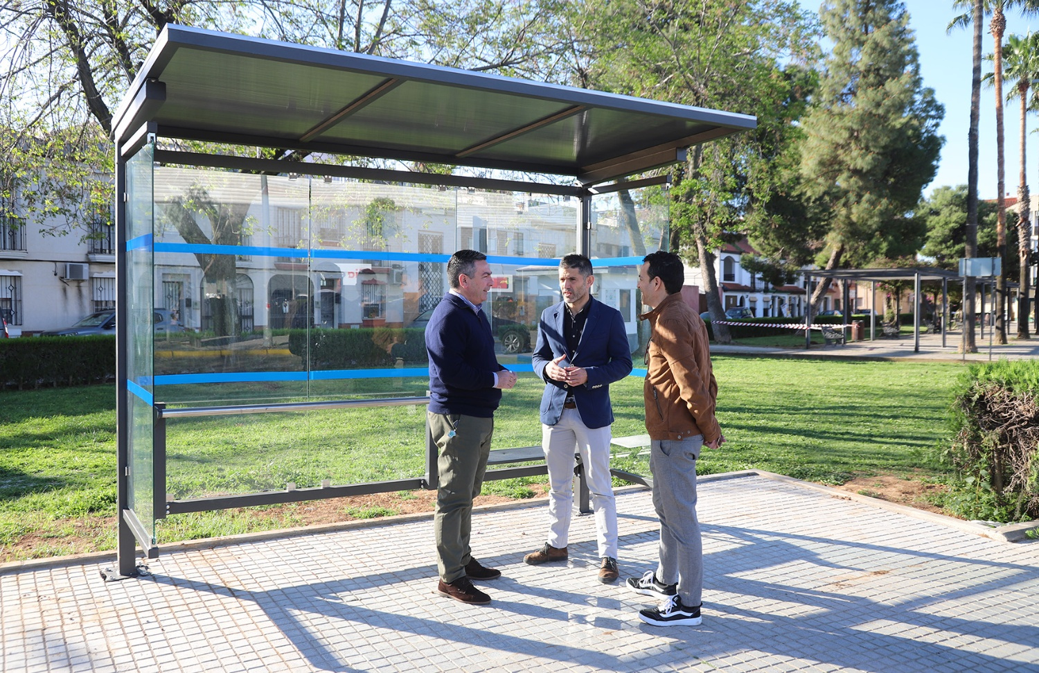 El Ayuntamiento refuerza la accesibilidad con la instalación de tres nuevas marquesinas en paradas d
