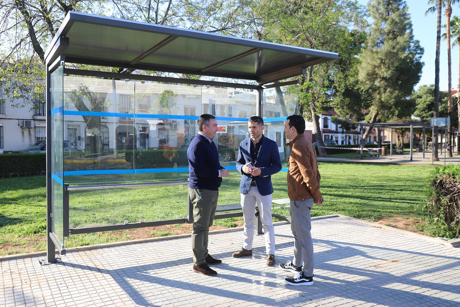 El Ayuntamiento refuerza la accesibilidad con la instalación de tres nuevas marquesinas en paradas del Microbús