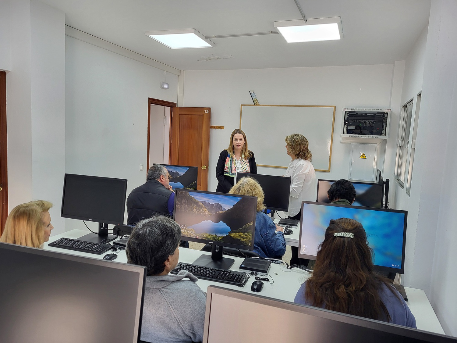Aula Digital Senior promueve la alfabetización digital en personas mayores de 65 años