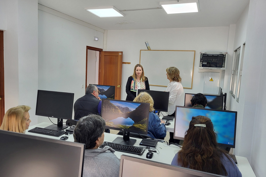 Aula Digital Senior promueve la alfabetización digital en personas mayores de 65 años
