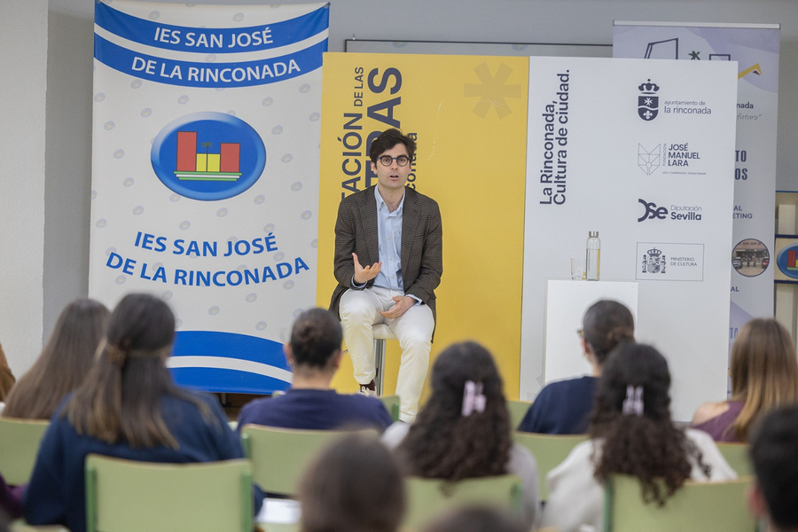 Pepe Pérez Muelas acerca la literatura como refugio y forma de vida al alumnado del IES San José