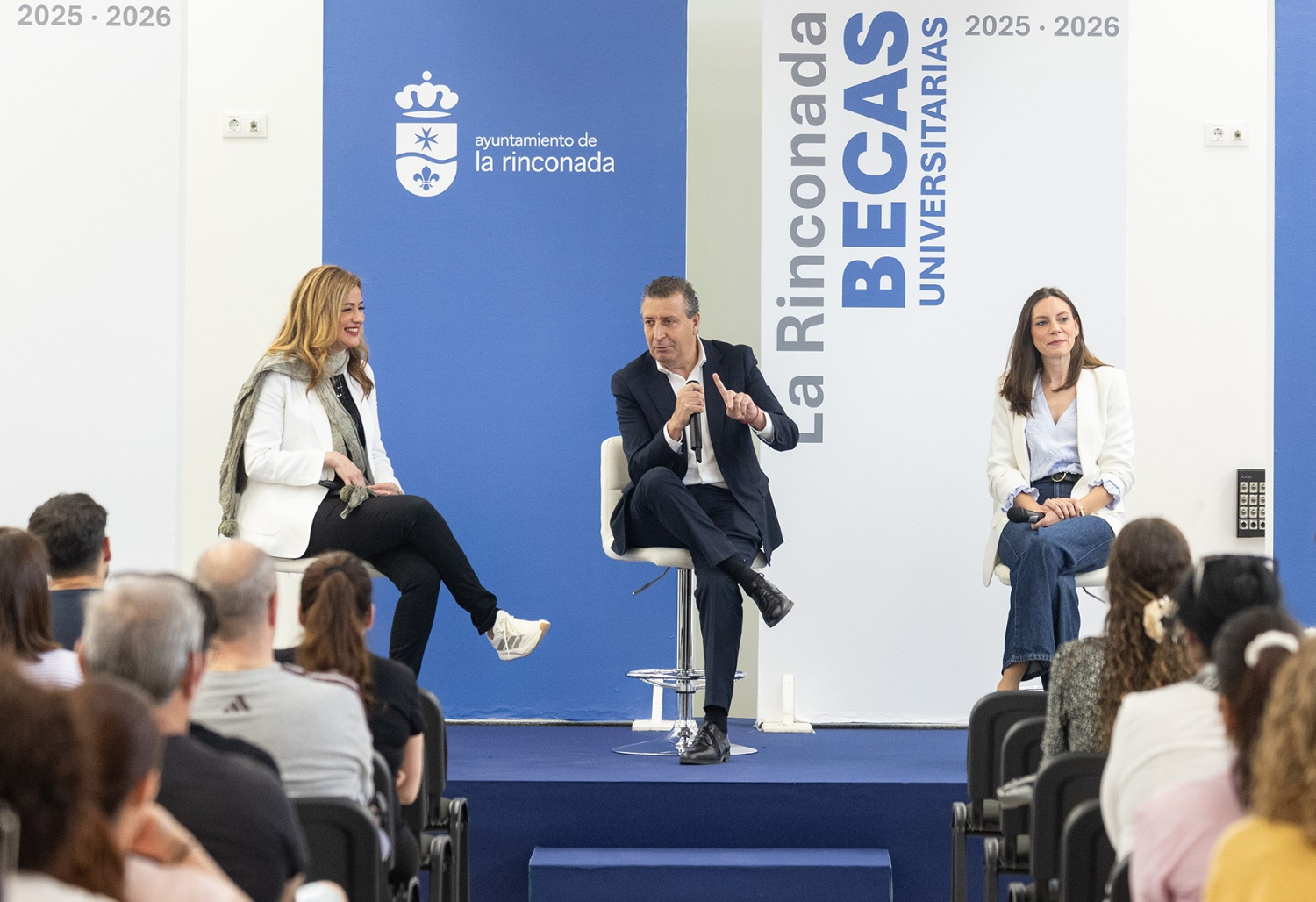 El Ayuntamiento reafirma su apuesta por la educación con la entrega de 257 becas universitarias