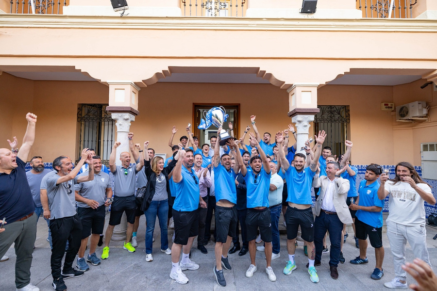 El Rinconada recibe la copa de campeón