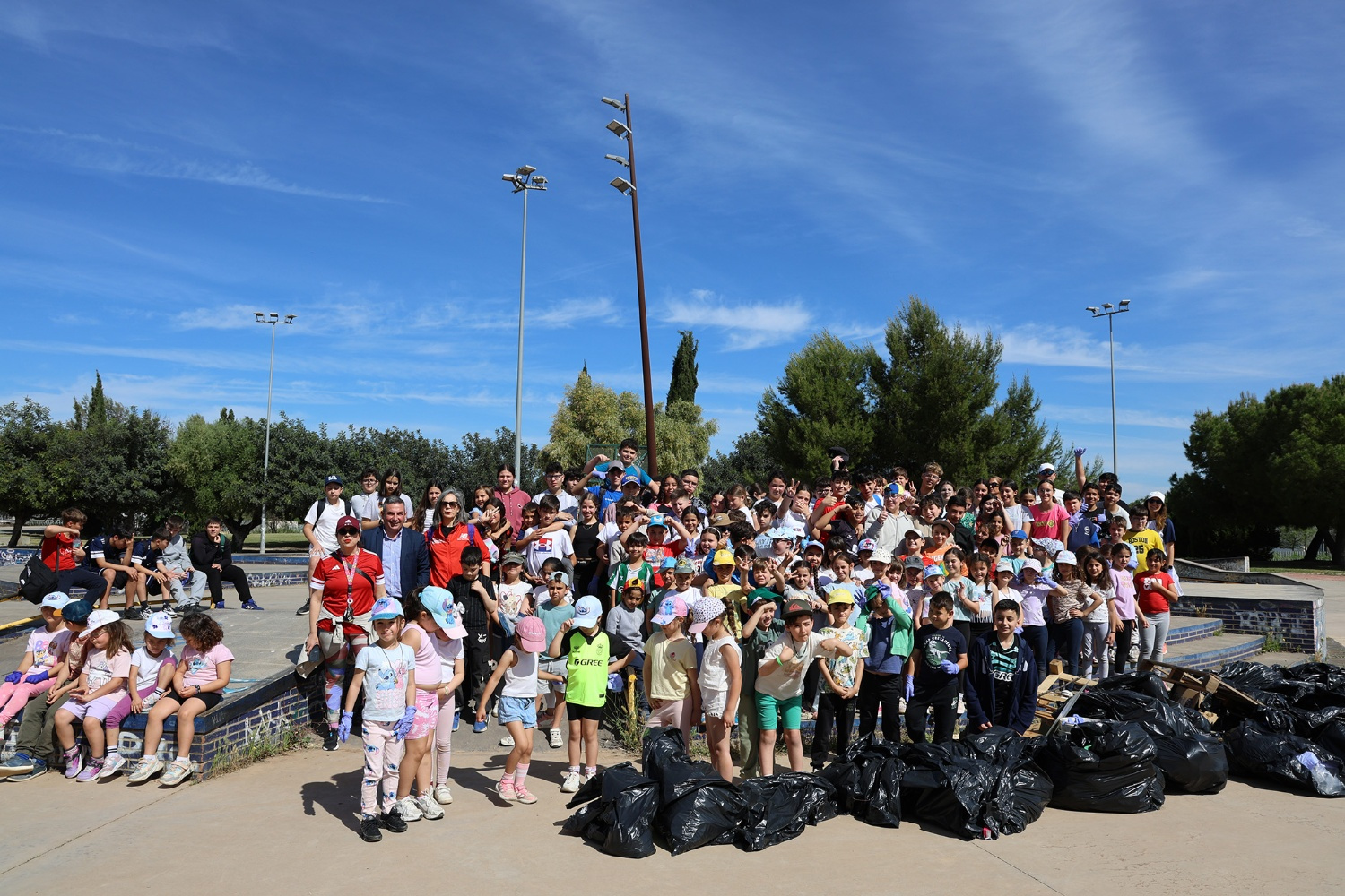 Más de 200 estudiantes participan en una jornada de recogida de basura